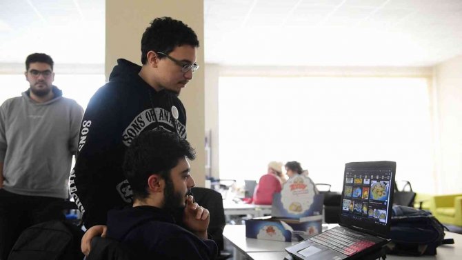 Gençler Projelerini Tuzla Belediyesi Teknoloji Merkezi’nde Geliştiriyor