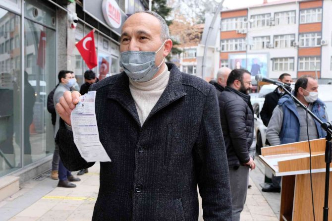 Gümüşhane’de Esnaf, Elektriğe Gelen Zamma Aksa Elektrik Önünde Yaptıkları Basın Açıklaması İle Tepki Gösterdi