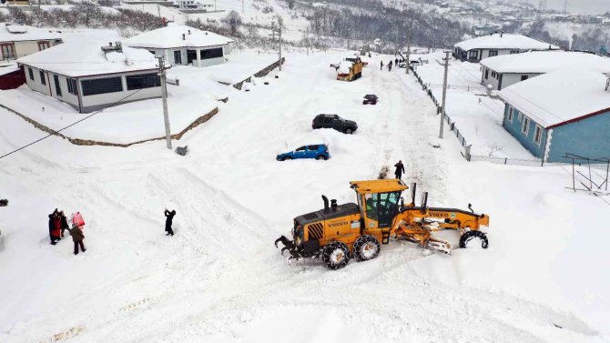 Kar Kalınlığı 2 Metreyi Buldu, Onlar Hiç Durmadı