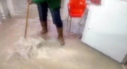 Yarım Saat Yağmur Yağdı, İş Yerlerini Su Bastı