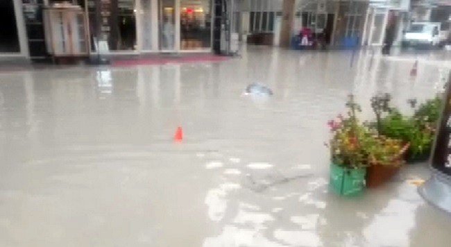 Yarım Saat Yağmur Yağdı, İş Yerlerini Su Bastı