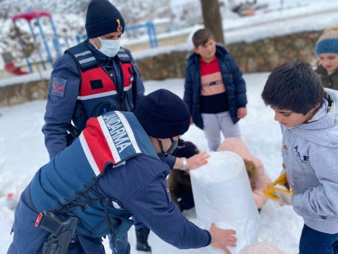 Jandarma, Çocuklarla Kardan Asker Yapıp Kartopu Oynadı