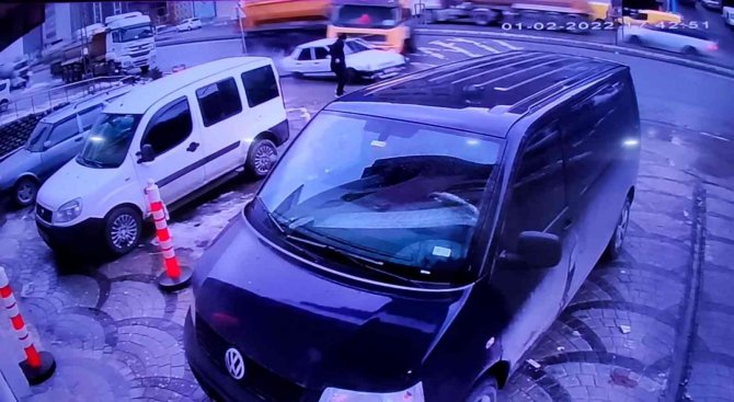 Sultangazi’de Feci Kaza Kamerada: Kıl Payı Ölümden Kurtuldu