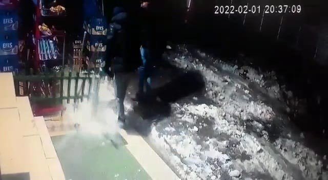 Önce Buz Kütlesinden Ardından Tabelanın Altında Kalmaktan Kurtuldular