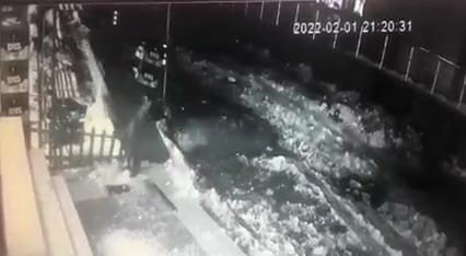Önce Buz Kütlesinden Ardından Tabelanın Altında Kalmaktan Kurtuldular