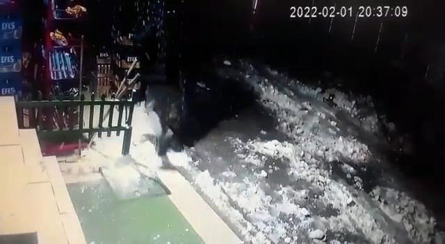 Önce Buz Kütlesinden Ardından Tabelanın Altında Kalmaktan Kurtuldular