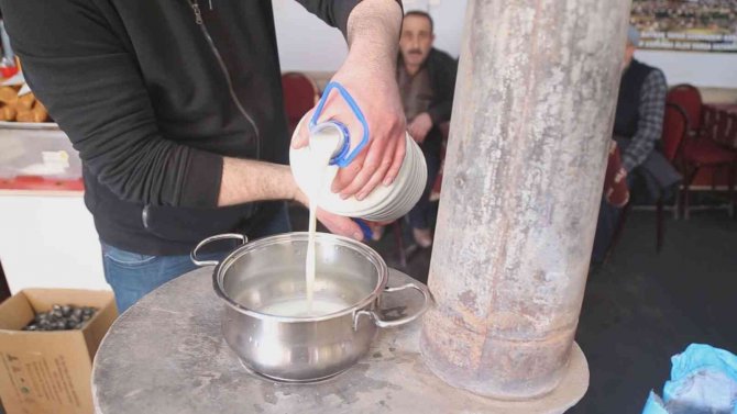 Kelkit’teki Kahvehanelerde Kış Mevsiminde Çaydan Çok Sıcak Süt Satılıyor