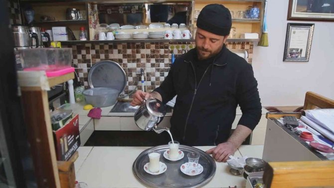 Kelkit’teki Kahvehanelerde Kış Mevsiminde Çaydan Çok Sıcak Süt Satılıyor