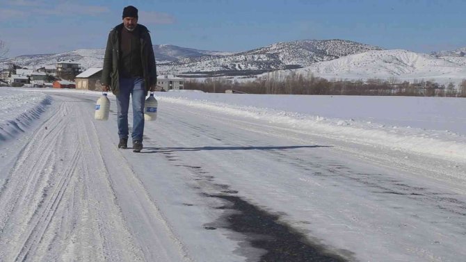 Kelkit’teki Kahvehanelerde Kış Mevsiminde Çaydan Çok Sıcak Süt Satılıyor