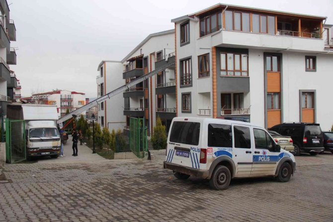 Ev Eşyası Taşırken Dördüncü Kattan Düştü