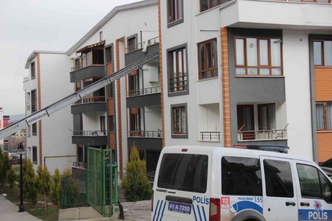 Ev Eşyası Taşırken Dördüncü Kattan Düştü