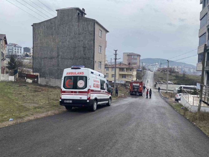 Çatıda Çıkan Yangın Paniğe Sebep Oldu