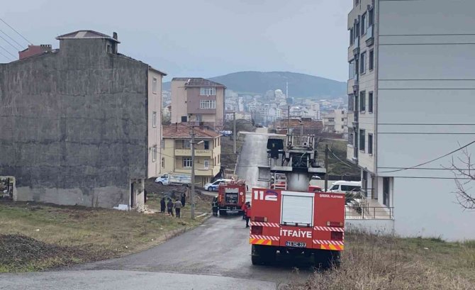 Çatıda Çıkan Yangın Paniğe Sebep Oldu