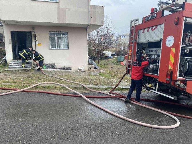 Çatıda Çıkan Yangın Paniğe Sebep Oldu