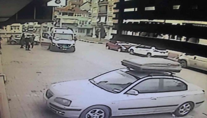 Sokak Ortasında Bıçaklı Kavga: 1 Yaralı