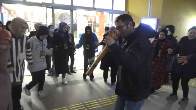 Üniversite Öğrencilerine ‘Hamsi Şöleni’