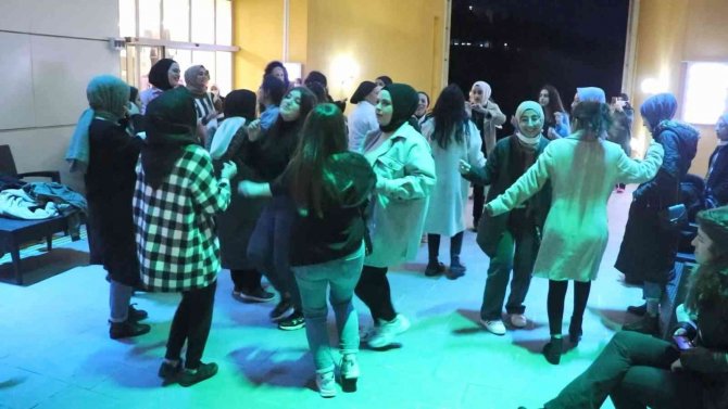 Üniversite Öğrencilerine ‘Hamsi Şöleni’