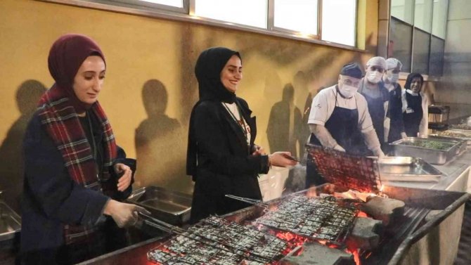 Üniversite Öğrencilerine ‘Hamsi Şöleni’