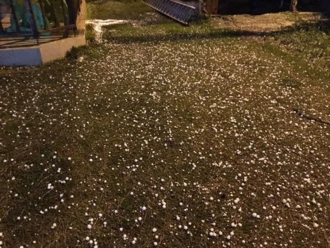 Kuşadası’nda Dolu Yağışı Sokakları Beyaza Çevirdi