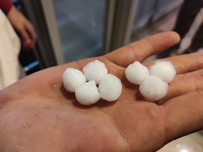 Kuşadası’nda Dolu Yağışı Sokakları Beyaza Çevirdi