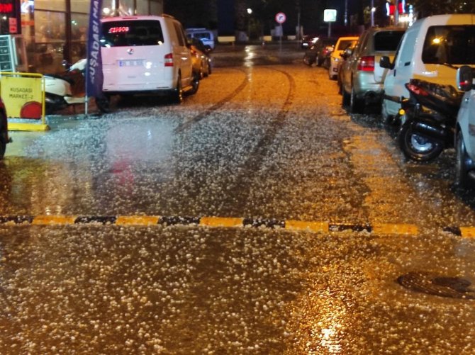 Kuşadası’nda Dolu Yağışı Sokakları Beyaza Çevirdi