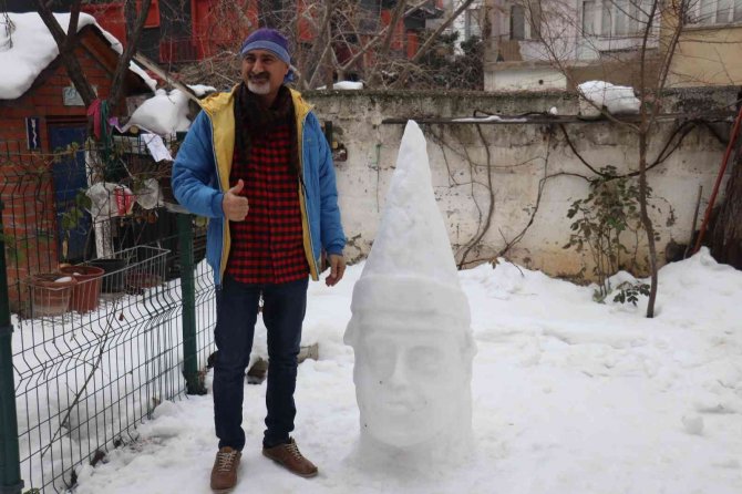 Engelli Eğitmen Yağan Karı Sanata Dönüştürdü