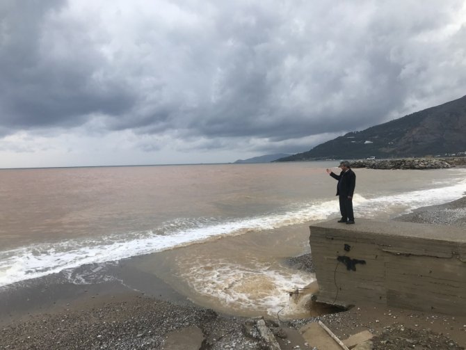 Bozyazı’da Deniz Kahverengiye Döndü