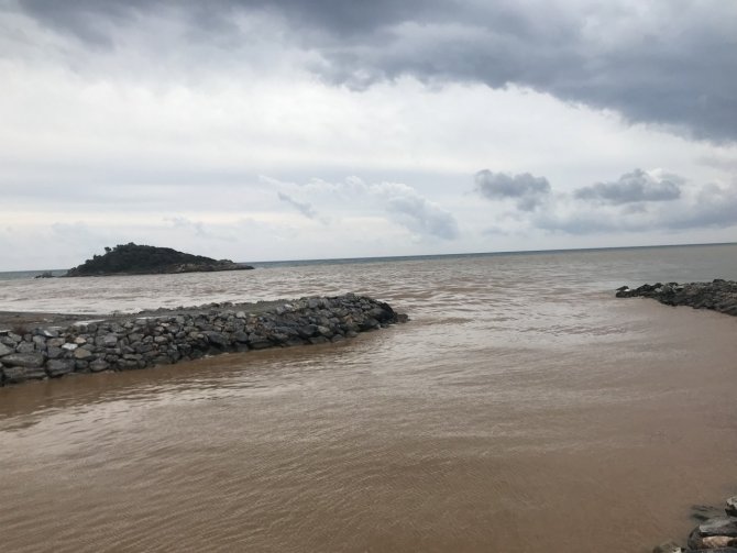 Bozyazı’da Deniz Kahverengiye Döndü