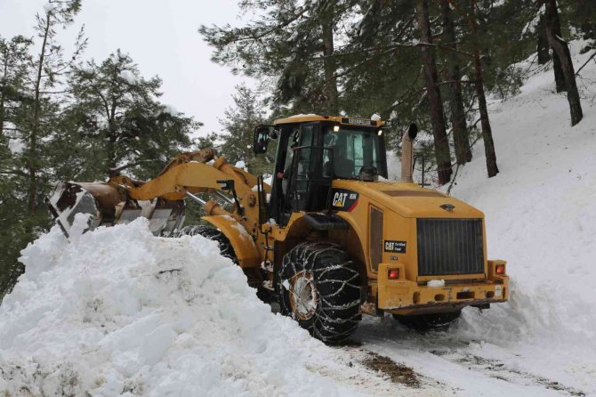 Toroslar’da Karda Mahsur Kalan Yörük Ailenin Yolu Açıldı