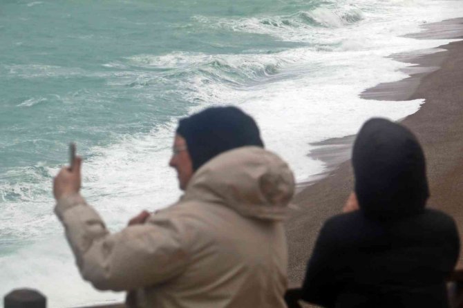 Boyu 4 Metreye Kadar Ulaşan Dalgalar Falezleri Dövdü, Konyaaltı Sahilini Beyaza Bürüdü