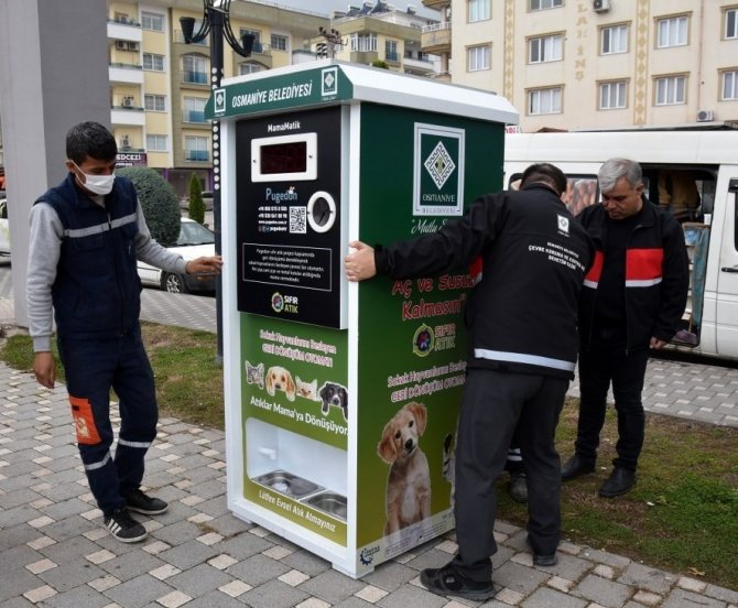 Geriş Dönüşüm Otomatları Sokak Hayvanlarına Mama Oldu
