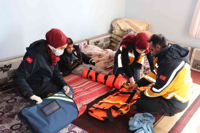 Sağlık Ekipleri Yolu Ulaşıma Kapanan Köydeki Hasta Çocuk İçin Seferber Oldu