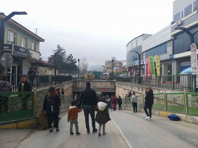 Yolcu Otobüsü Alt Geçitte Sıkıştı, Ekipler Seferber Oldu