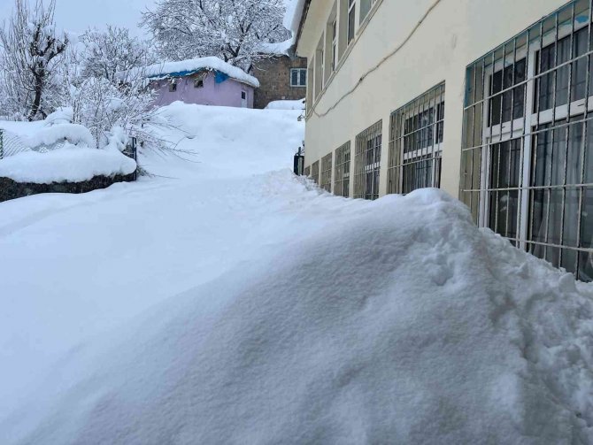 Okulun Birinci Katı Metrelerce Karın Altında Kaldı, Kar Yığını Pencereleri Kapattı