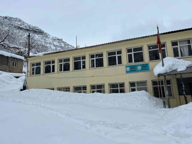 Okulun Birinci Katı Metrelerce Karın Altında Kaldı, Kar Yığını Pencereleri Kapattı