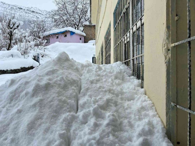 Okulun Birinci Katı Metrelerce Karın Altında Kaldı, Kar Yığını Pencereleri Kapattı
