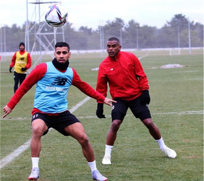 Antalyaspor, Beşiktaş’a 2 Eksikle Hazırlanıyor