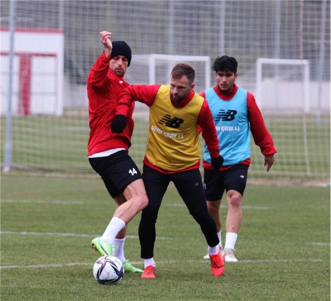 Antalyaspor, Beşiktaş’a 2 Eksikle Hazırlanıyor
