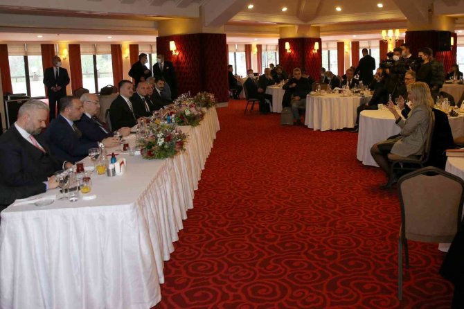 Bakan Pakdemirli: "Vatandaş, Zor Koşullarda Yöneticileri Yanında Görmek İstiyor"
