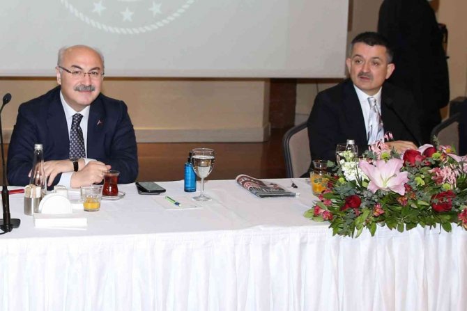 Bakan Pakdemirli: "Vatandaş, Zor Koşullarda Yöneticileri Yanında Görmek İstiyor"