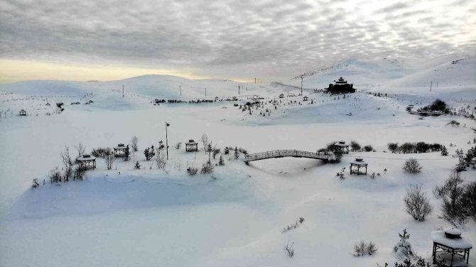 Tokat’ta Buz Tutan Üçoluk Göleti’nde Doğal Güzellikler Oluştu