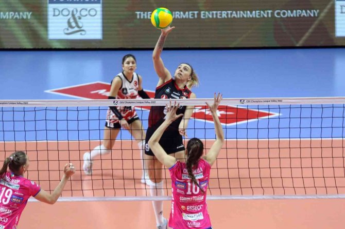 Cev Şampiyonlar Ligi: Türk Hava Yolları: 3 - Igor Gorgonzola Novara: 1