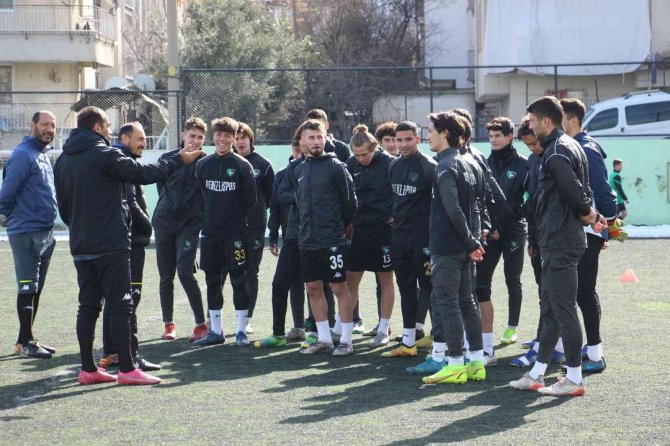 Liderliğe Göz Diken Genç Horozlar, Gözünü Eyüp Maçına Kilitlendi