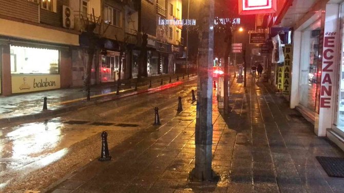 Uzunköprü’de Sağanak Yağış Etkili Oluyor