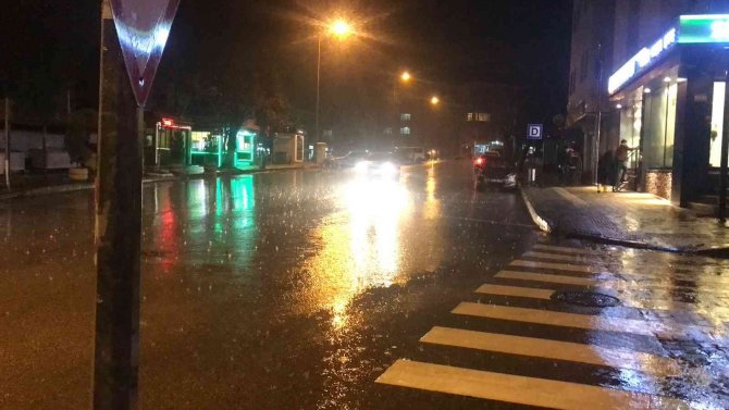Uzunköprü’de Sağanak Yağış Etkili Oluyor