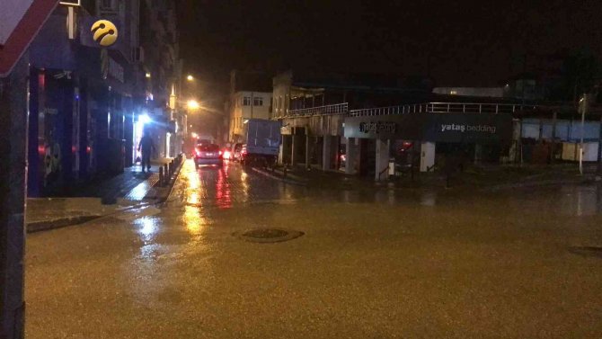 Uzunköprü’de Sağanak Yağış Etkili Oluyor