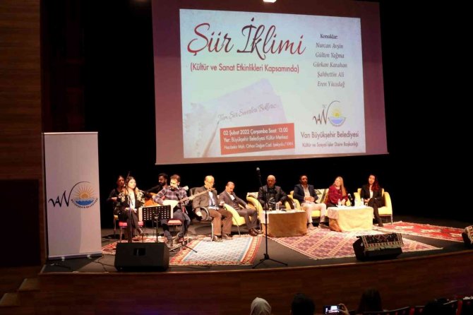 Van Büyükşehir Belediyesinin Şiir Dinletisine Yoğun İlgi