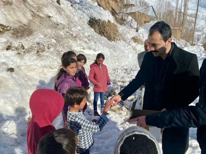 Kaymakam Kundakçı Kar Kalınlığının İş Makinesinin Boyunu Aştığı Yolda