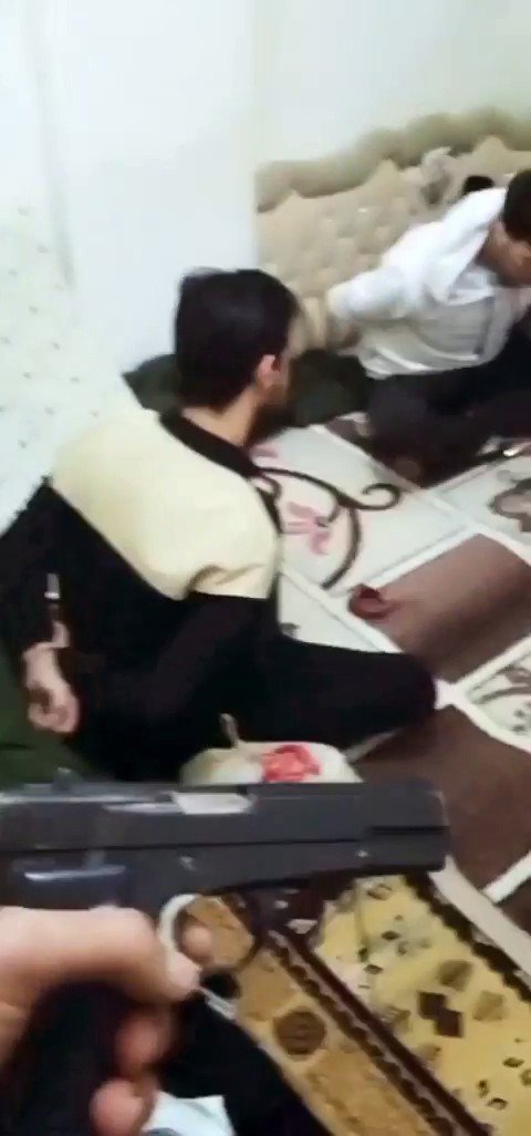 Uyuşturucu Satıcıları Silah Zoruyla İki Kişiyi Rehin Aldı, Birde O Anların Videosunu Çekti
