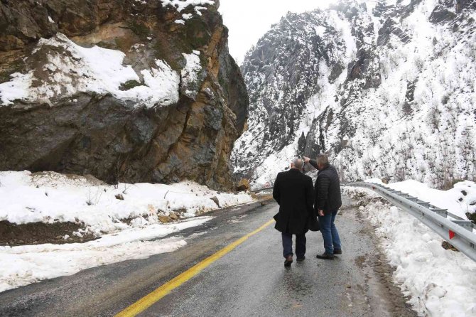 Başkan Öztürk Heyelan Bölgesinde İncelemelerde Bulundu